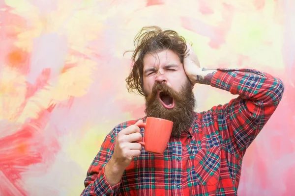 Bostezo barbudo hombre sosteniendo flecos cabello y naranja taza —  Fotos de Stock