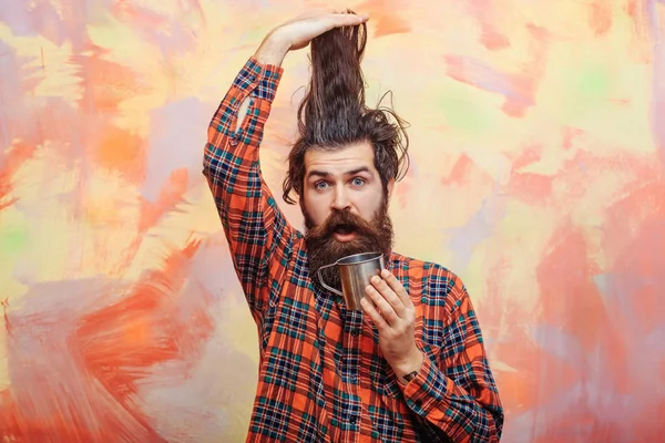 Homme barbu tenant élégant cheveux franges et tasse en métal — Photo