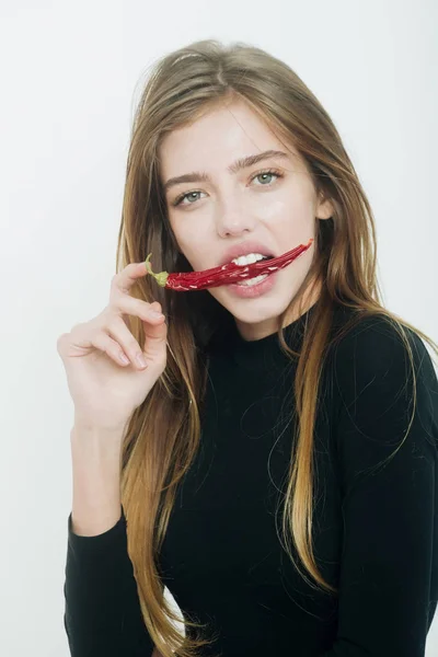 Seksi güzel kız uzun saç ve kırmızı serin biber ile — Stok fotoğraf