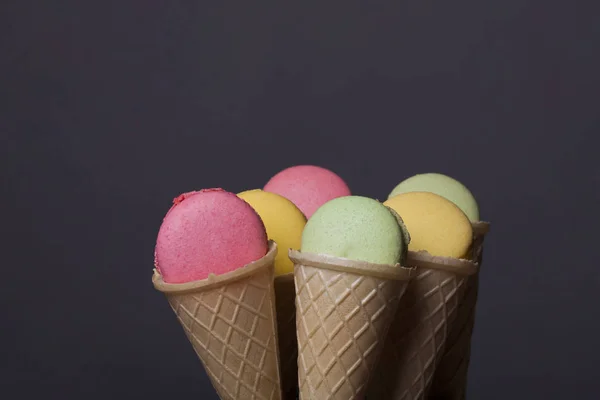 多彩 macaron，华夫格，硅片蛋卷冰淇淋美味饼干 — 图库照片