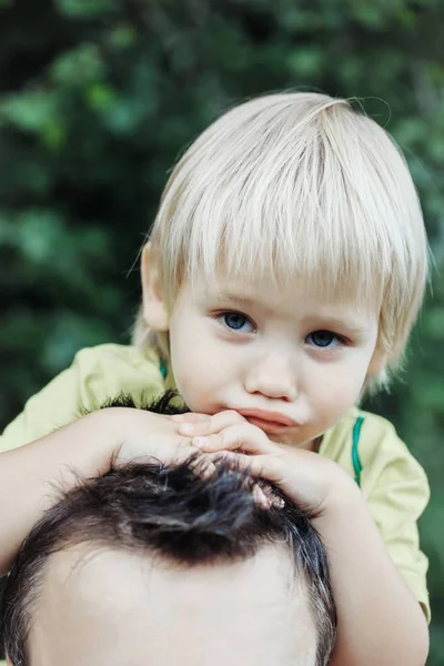 Cansado bonito bebê menino sentado no pai pescoço — Fotografia de Stock