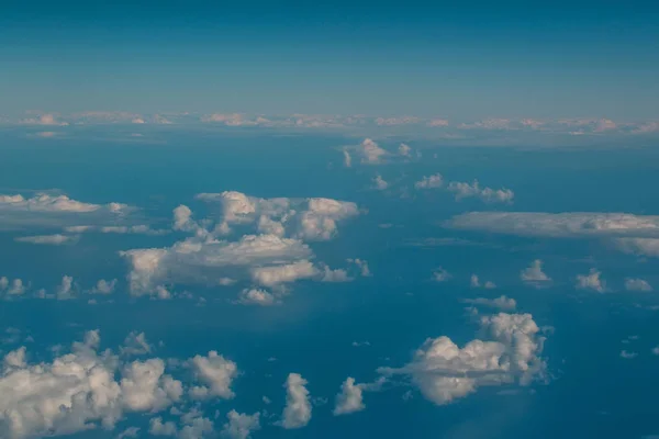 Weiße, weiche Wolken am idyllisch blauen Himmel — Stockfoto