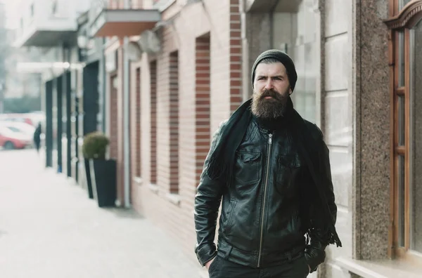 Hombre barbudo hipster con cara seria en chaqueta de cuero — Foto de Stock