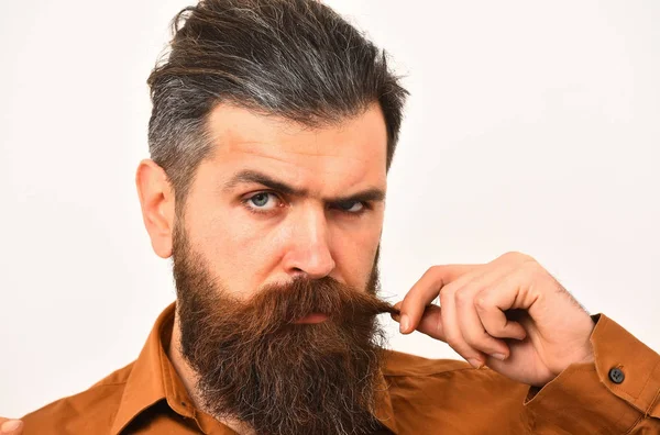 Homem barbudo sério hipster em camisa laranja isolado no branco — Fotografia de Stock