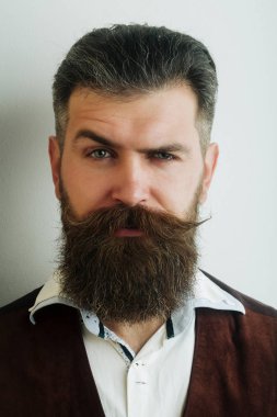 sakallı adam, acımasız beyaz hipster ciddi bir yüz ile