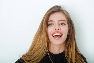 seksi çok siyah uzun sarı saçlı kız gülümseyerek