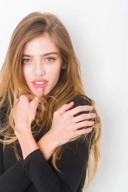 seksi çok siyah uzun sarı saçlı kız gülümseyerek