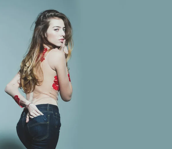 与长长的头发在红色绣花紧身衣裤很性感的女人 — 图库照片