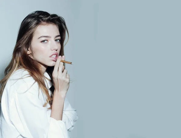 Красива сексуальна жінка або дівчина з довгим волоссям курить сигарету — стокове фото