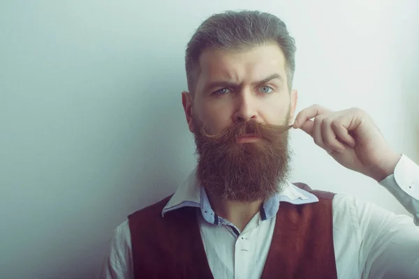 Uomo barbuto, brutale hipster caucasico con faccia seria — Foto Stock
