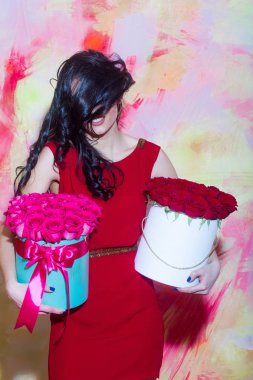 Oldukça mutlu kız kutularını Güllü gülümseyen