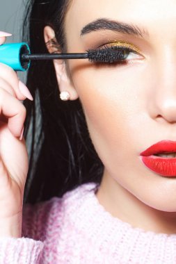 Kırmızı dudaklar ve uzun saçlı seksi kadınla tutun rimel