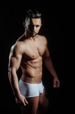 yakışıklı kaslı maço adam seksi sporcunun beden pantolon ile