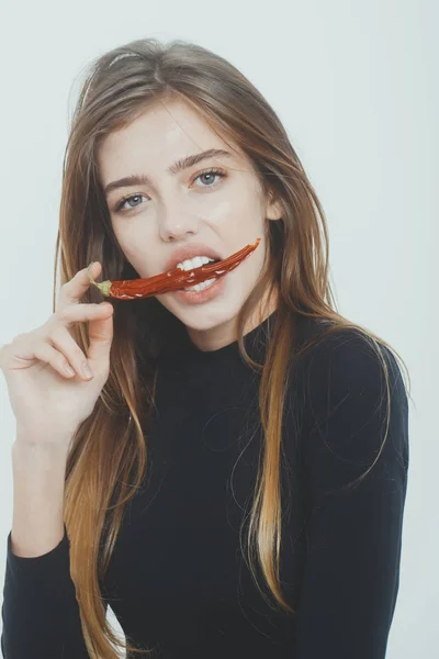 Sexy krásná dívka s dlouhé vlasy a červené chilly papričkou — Stock fotografie