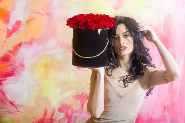 बॉक्स में लाल गुलाब के साथ सुंदर लड़की — स्टॉक फ़ोटो, इमेज