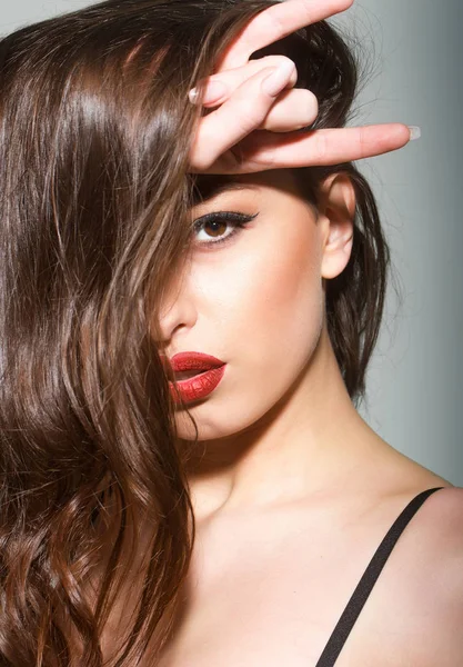 Sexig kvinna med röda läppar, lång brunett hår — Stockfoto