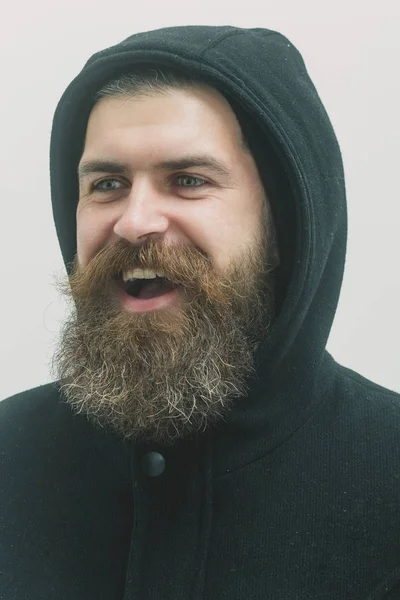 Barbuto felice brutale caucasico uomo in giacca nera e cappuccio — Foto Stock