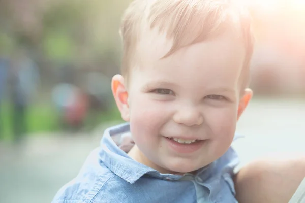 Schattige gelukkig babyjongen glimlachen — Stockfoto