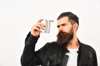 Metalik deri ceket kavanoza ile ciddi sakallı adam hipster