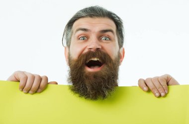 mutlu sakallı adam hipster yeşil kağıt üzerinde beyaz izole ile