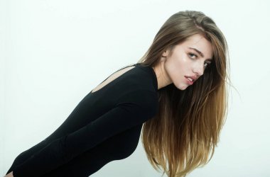 uzun sarı saçlı güzel kız