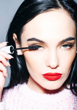 Kırmızı dudaklar ve uzun saçlı seksi kadınla tutun rimel