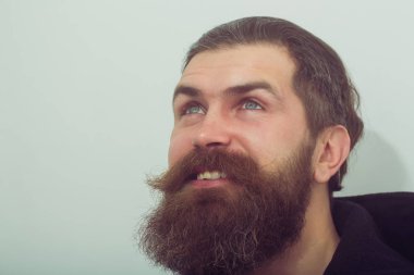 Sakallı gülümseyen mutlu acımasız beyaz adam aramak