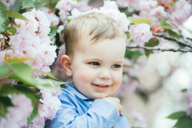 Şirin bebek çocuk arasında pembe çiçek çiçekler