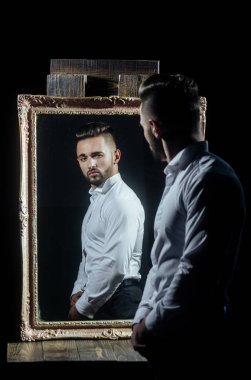 seksi atlet cesedin yanında vintage ayna ile kas maço adam