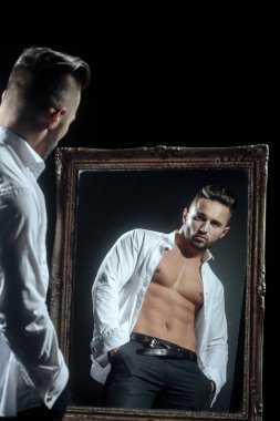 seksi atlet cesedin yanında vintage ayna ile kas maço adam