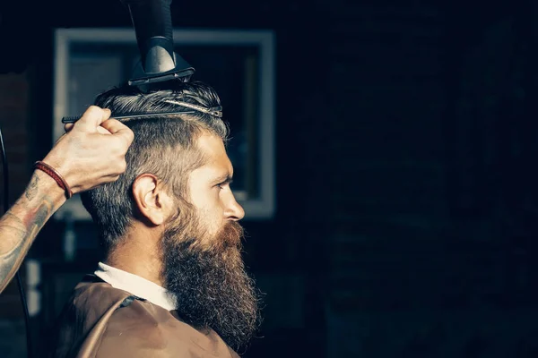 Sakallı adam berber, Kuaför tarafından styling saç elde — Stok fotoğraf
