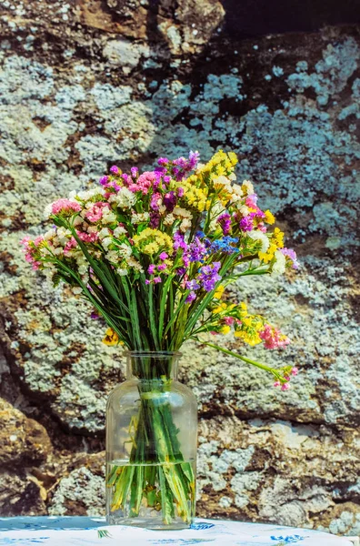 Bela cacho colorido de flores frescas em frasco de vidro — Fotografia de Stock