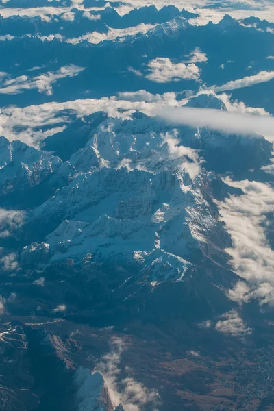 Pics de montagne enneigés idylliques sous les nuages de l'avion — Photo