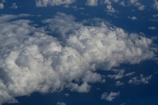 Weiße, weiche Wolken am idyllisch blauen Himmel — Stockfoto