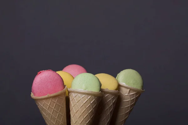 多彩 macaron，华夫格，硅片蛋卷冰淇淋美味饼干 — 图库照片