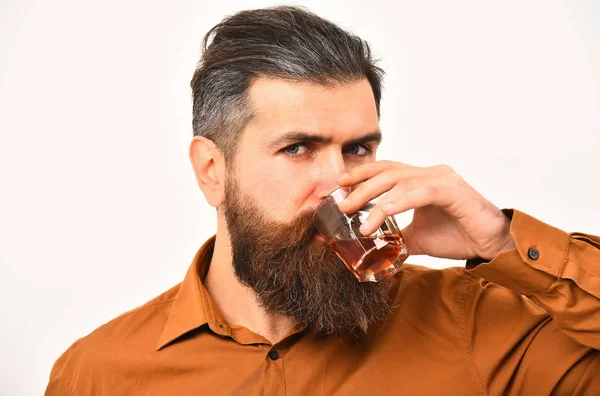 Ernster bärtiger Mann Hipster mit Whiskeyglas im orangefarbenen Hemd — Stockfoto