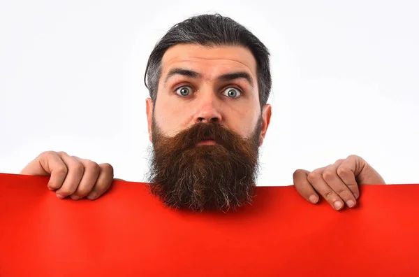 Удивленный бородатый человек хипстер с красной бумагой изолированы на белом — стоковое фото