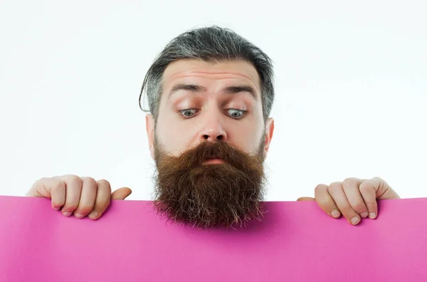 Удивленный бородатый мужчина хипстер с фиолетовой бумагой изолированы на белом — стоковое фото