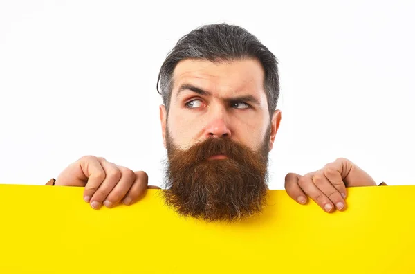 Серьезный бородатый человек хипстер с желтой бумагой изолированы на белом — стоковое фото