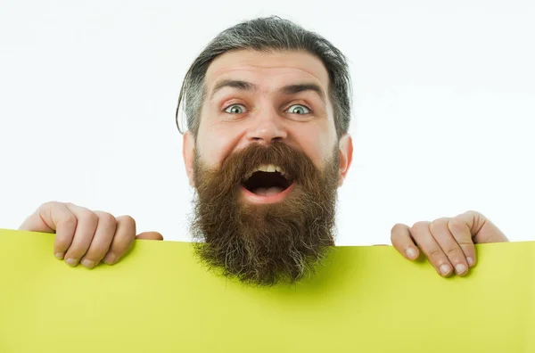 Hombre barbudo feliz hipster con papel verde aislado en blanco —  Fotos de Stock