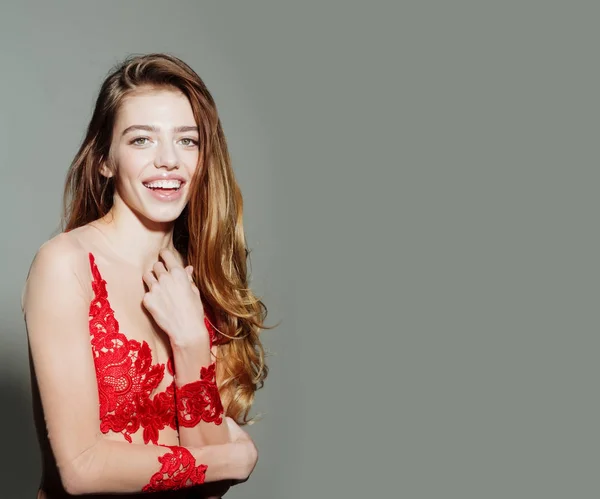 Mooie sexy vrouw met lange haren in rode geborduurde Romper — Stockfoto