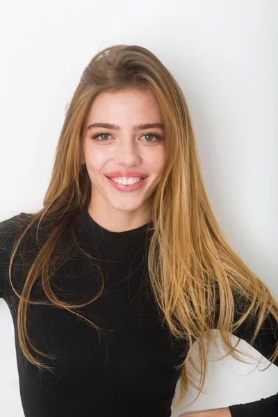 Sexig söt leende flicka med långt blont hår i svart — Stockfoto