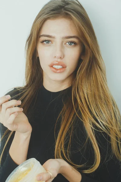 Όμορφο κορίτσι που βάζει τζελ ή balm για σέξι χείλη — Φωτογραφία Αρχείου