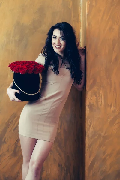 Bella ragazza felice sorridente con rose rosse in scatola — Foto Stock