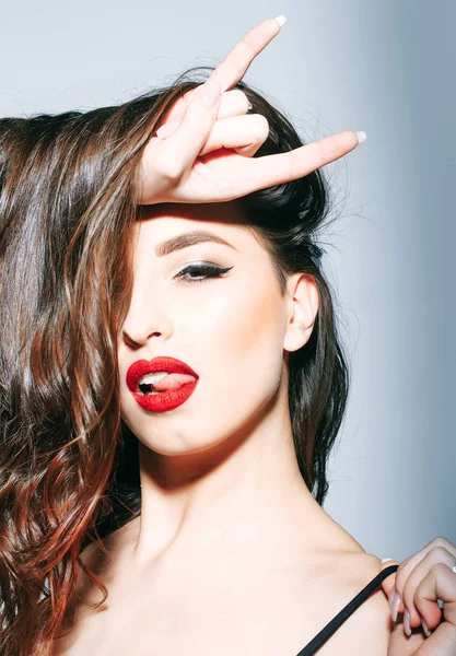 Sexy Frau mit roten Lippen, langen brünetten Haaren — Stockfoto