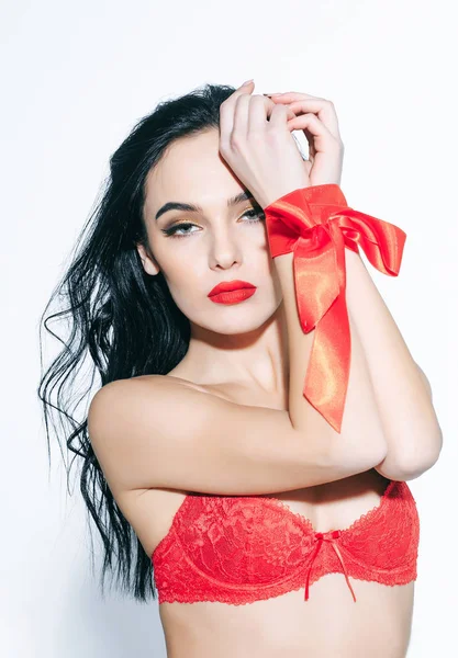 Sexy mujer con labios rojos, pelo largo en sujetador, cinta —  Fotos de Stock