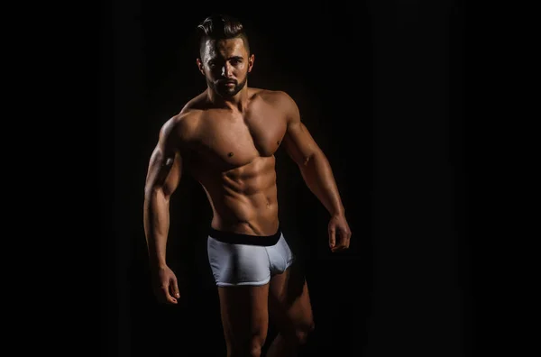 Pohledný svalnatý macho muž se sexy Sportovec tělem v kalhotách — Stock fotografie