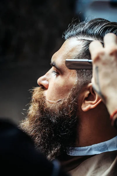 Sakallı adam uzun sakallı saç tıraş jilet ile Başlarken — Stok fotoğraf