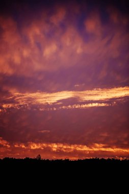 Dramatik akşam gökyüzünde bulut ile