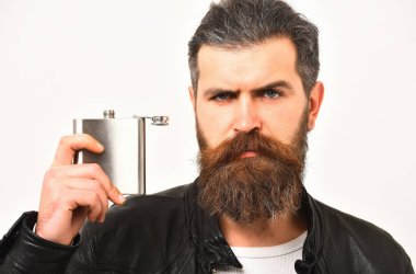Metalik deri ceket kavanoza ile ciddi sakallı adam hipster